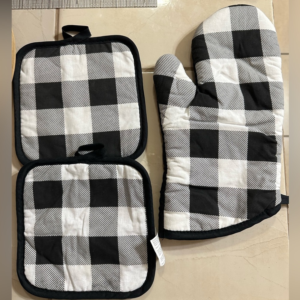 Oven mitt & 2 pot holders